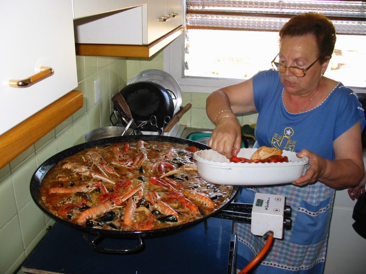 Anita cooking paella on Kauai, Hawaii